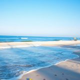 Kiedy jechać poza sezonem na plażowanie – wrzesień, październik, wczesna wiosna i zimowy Bałtyk
