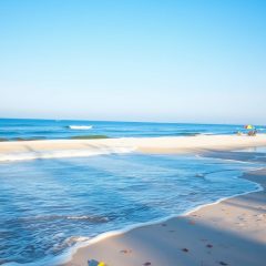 Kiedy jechać poza sezonem na plażowanie – wrzesień, październik, wczesna wiosna i zimowy Bałtyk