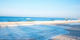 Kiedy jechać poza sezonem na plażowanie – wrzesień, październik, wczesna wiosna i zimowy Bałtyk